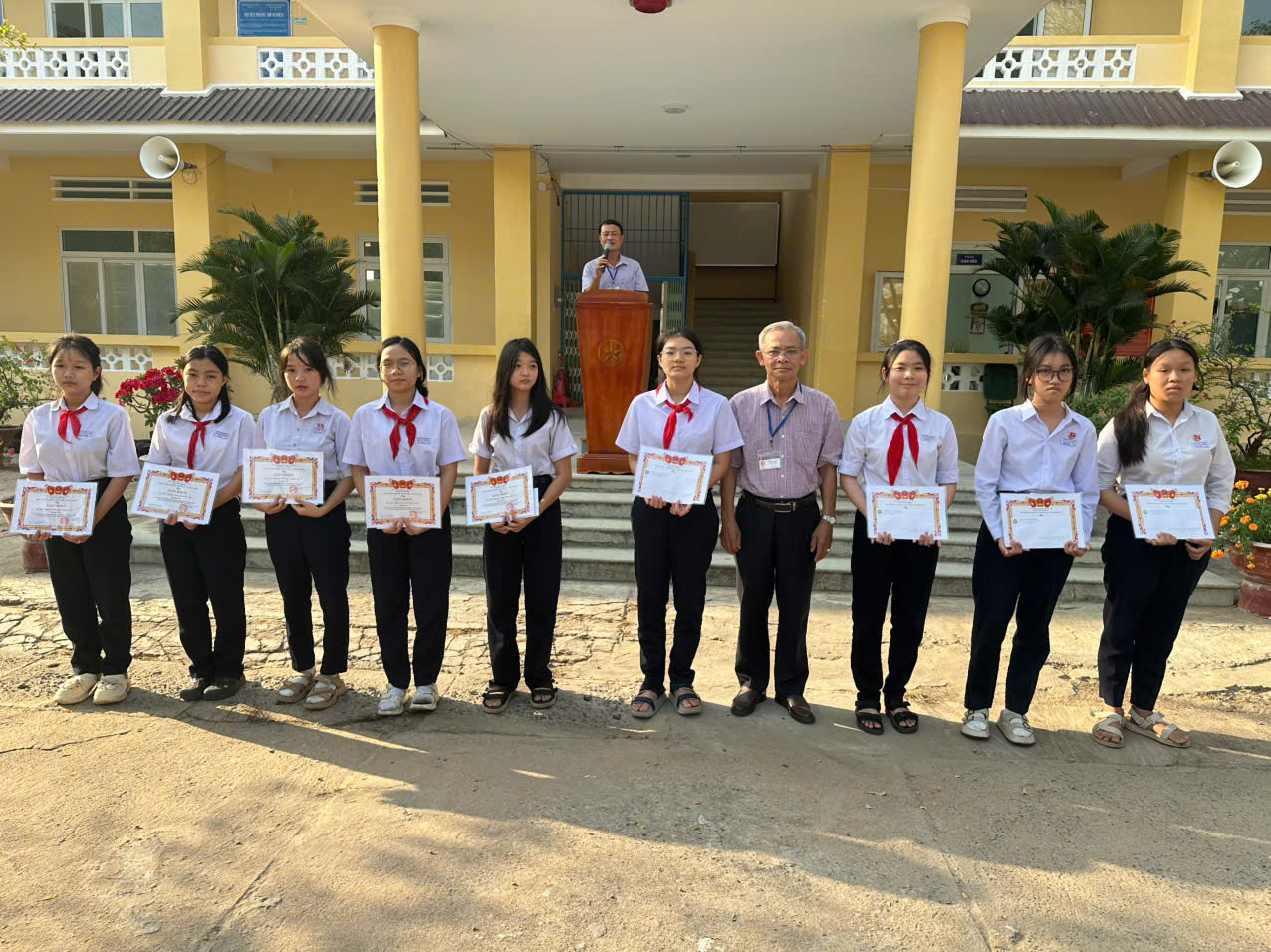 Tổ chức tổng kết và trao giải Cuộc thi "Sáng kiến đảm bảo trật tự trường học về phòng, chống bạo lực học đường” lần thứ III năm 2026 của Trường THCS Hàm Hiệp.